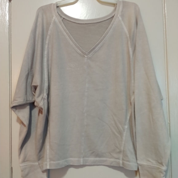 💙UGG Open Back Shirt (med only)💙 - Picture 5 of 11